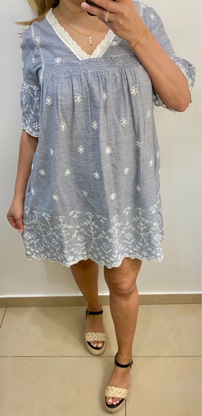 Petite Robe Courte ZARA Rayée Avec Broderie Taille M - photo numéro 2