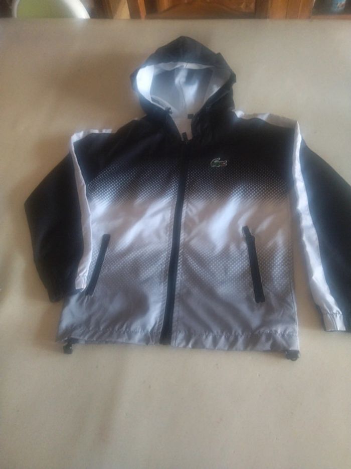 Veste à capuche polyester sans marque. Taille 6 ans