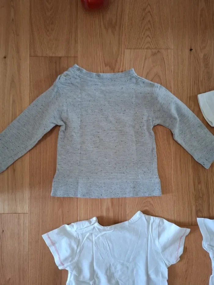Lot 1 sweat + 3 t-shirts 23/24 mois - Très bon état - photo numéro 7