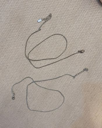 2 chaînes argentées