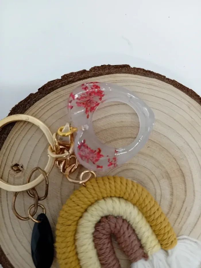 Porte clé coeur fleurs séchées et arc en ciel - photo numéro 3