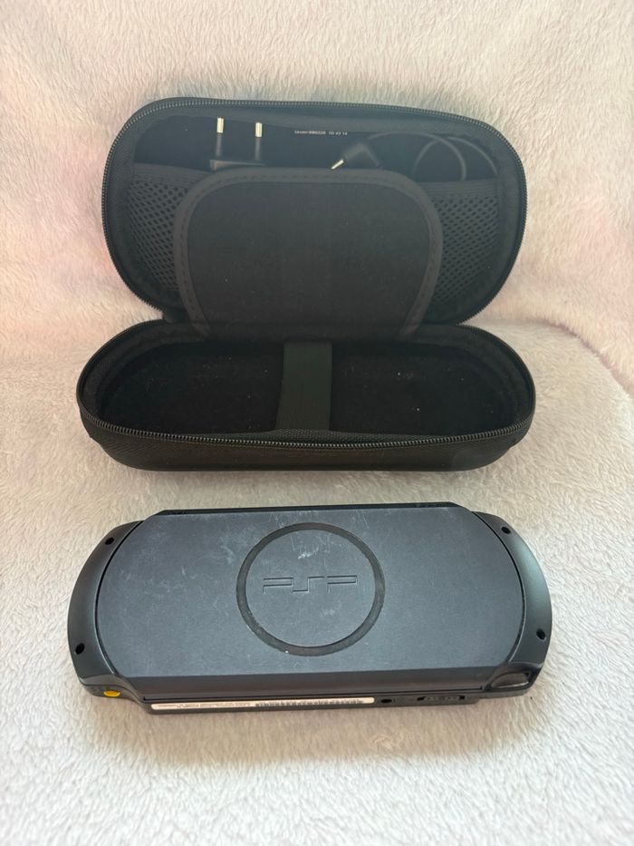 Psp avec 2 jeux et pochette - photo numéro 3