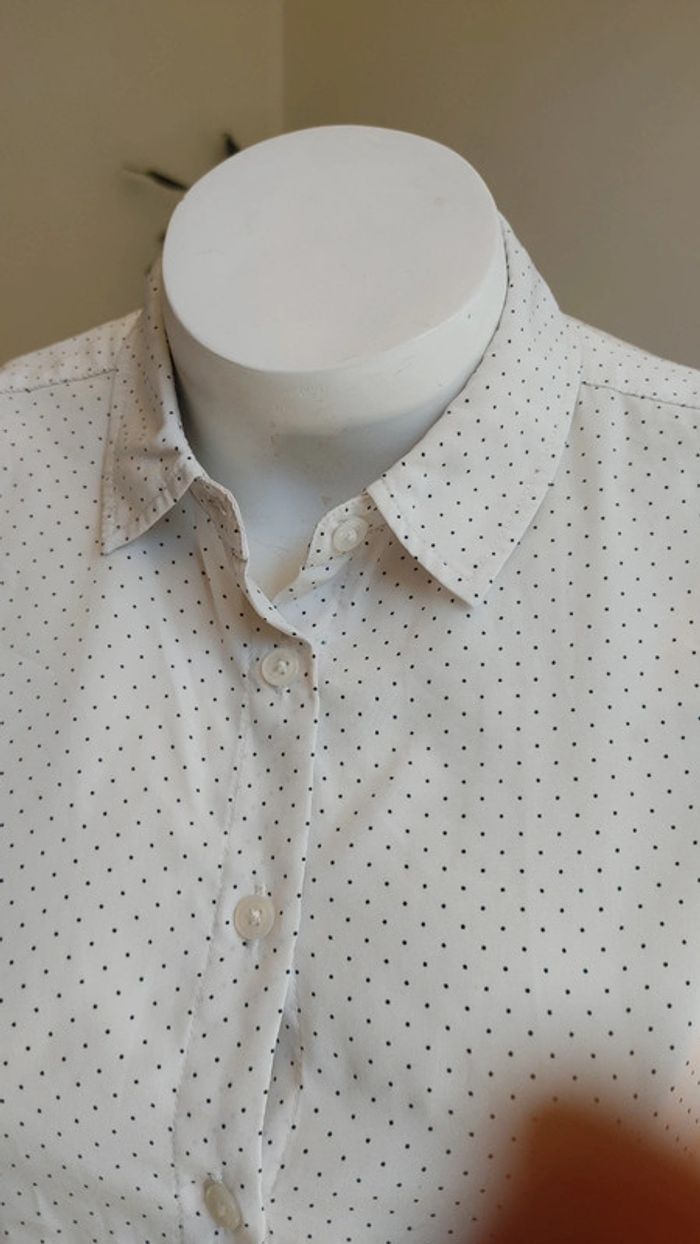 Chemise sans manche à pois noir sur fond blanc noué à la taille - photo numéro 9