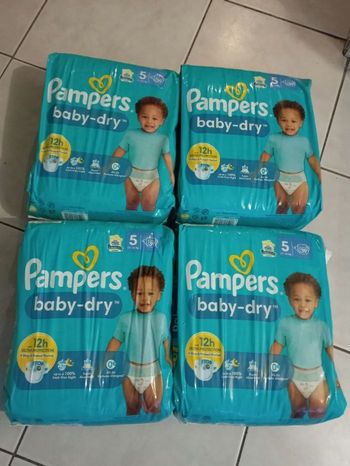 Lot de 4 paquets de couches Pampers baby dry taille 5