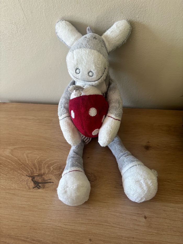 Doudou peluche âne paquito gris blanc coccinelle musical noukies