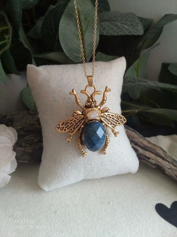 Collier abeille en pierres naturelles lapis lazuli et pierre de lune
