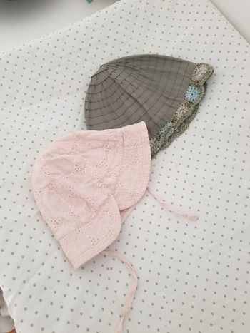 2 chapeaux bebe fille
