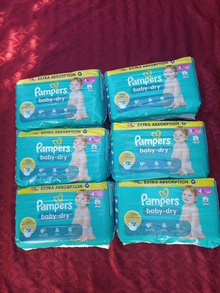 Six paquets de couches Pampers baby-dry taille 4+