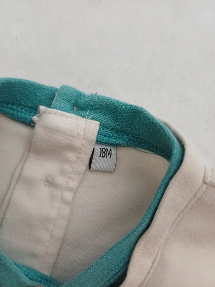 T-shirt blanc et gris rayé 18 mois - photo numéro 2