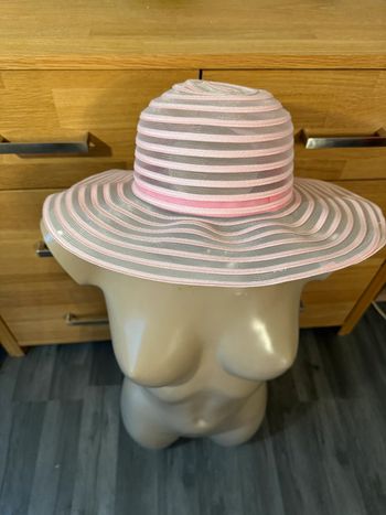 Chapeau de soleil rose clair