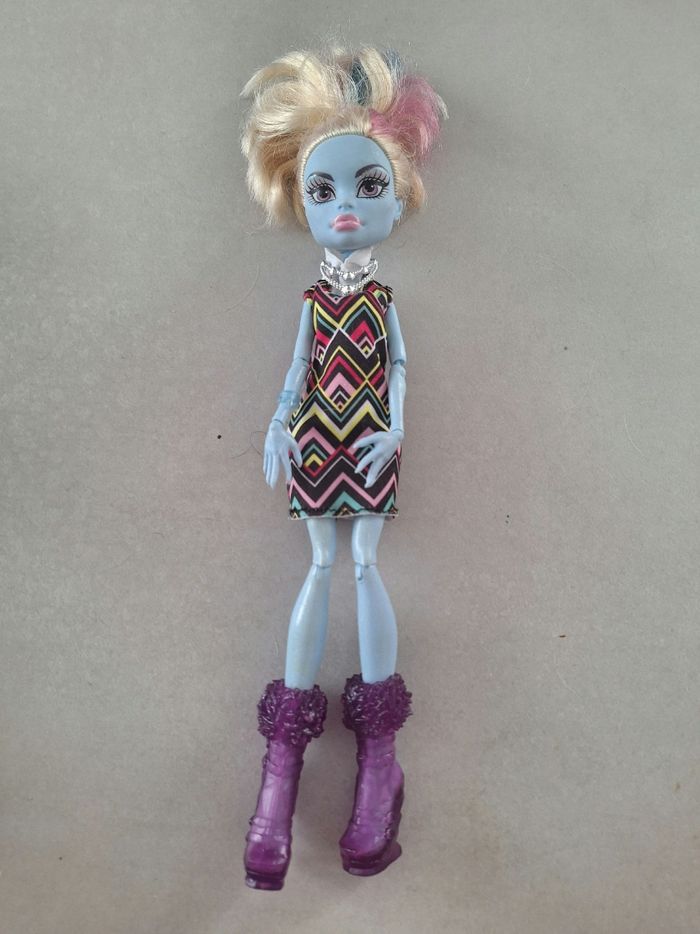 Lot 10 poupées monster high et supports - photo numéro 10