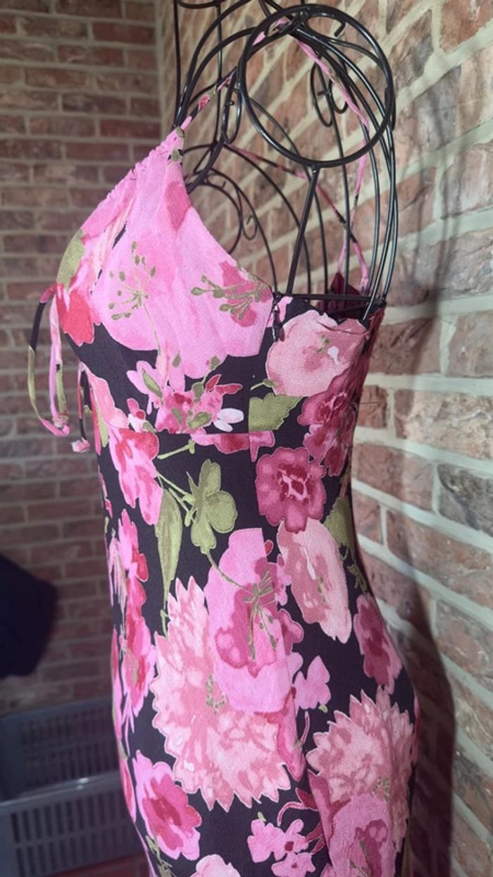 Robe noire à fleurs roses asymétrique - photo numéro 10