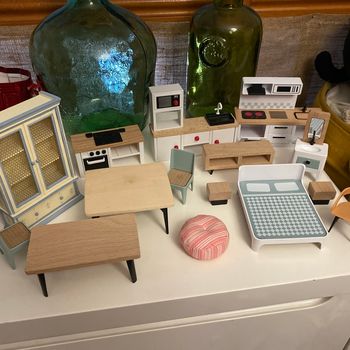 Grand lot meubles en bois et moderne de poupées