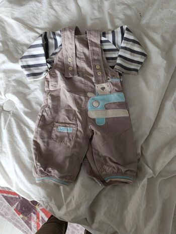 Salopette et tee shirt