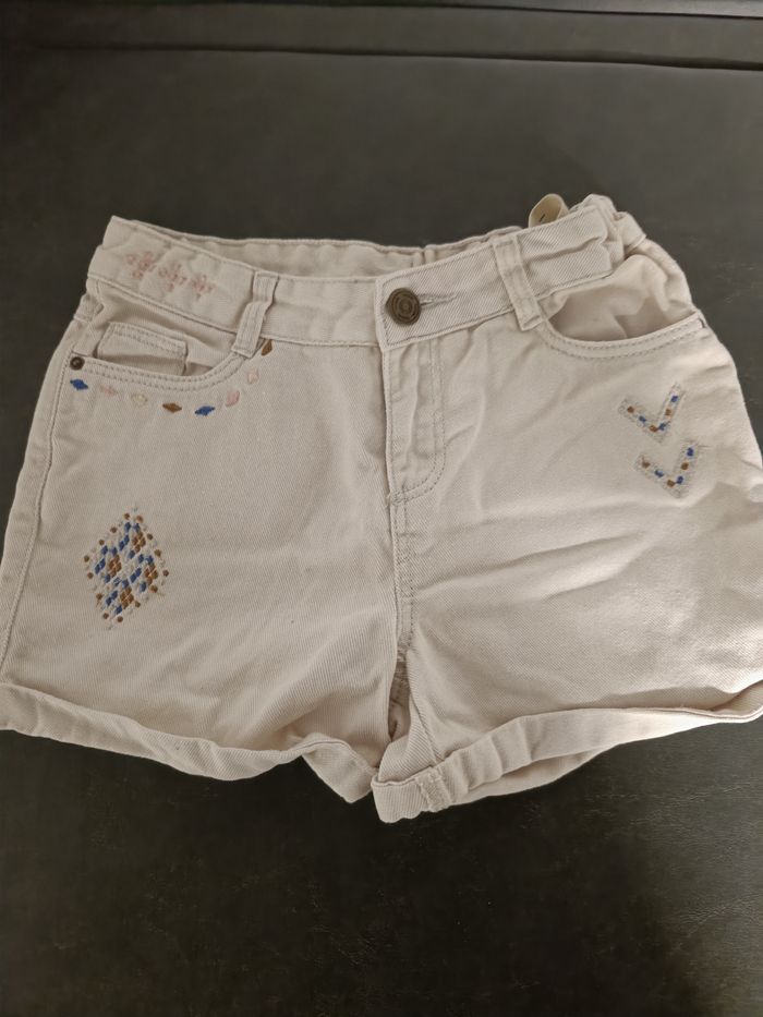 Short 9 ans tape a l'oeil