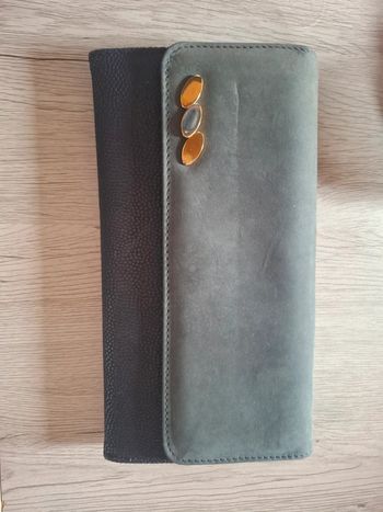 Magnifique pochette grise et bleu marine jamais porté