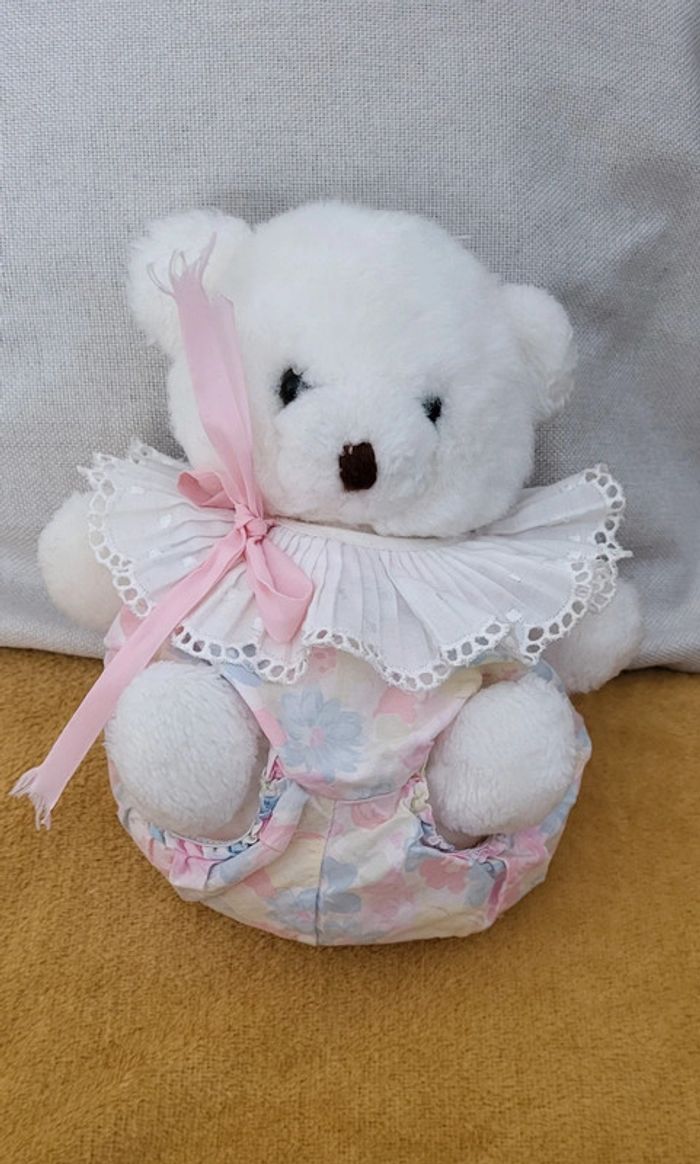 Peluche ours à salopette corolle