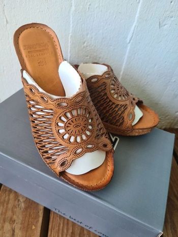Mules à talon compensé en cuir marron Karyoka