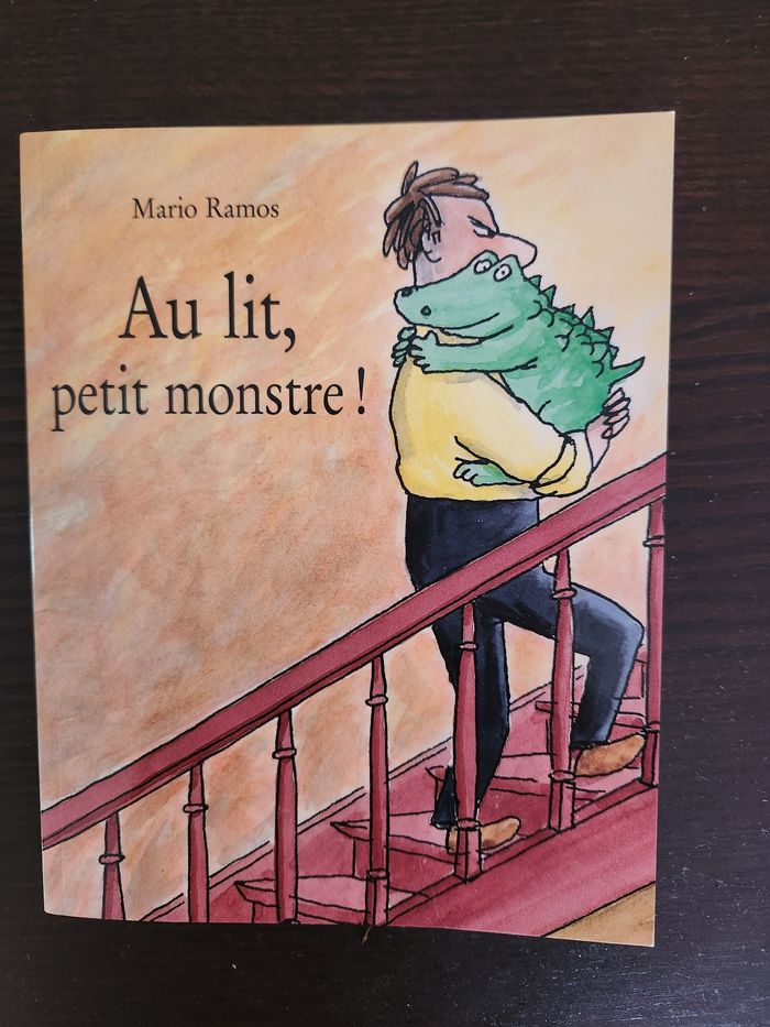 Livre au lit petit monstre