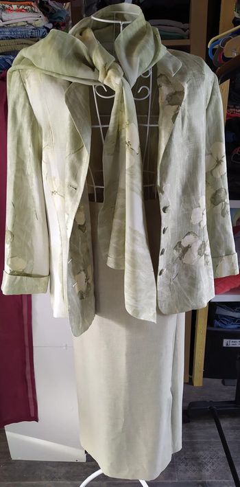 Ensemble tailleur veste /jupe/foulard vert fleuri