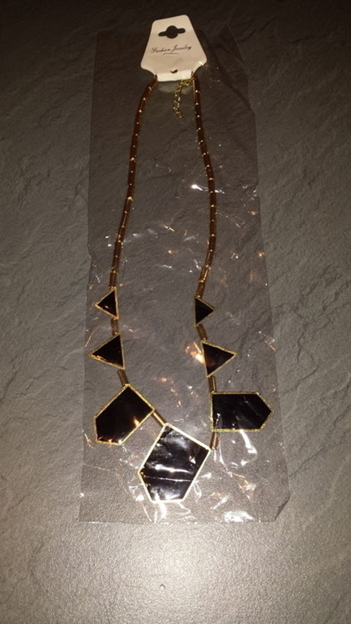 Collier couleur noir et or Neuf. - photo numéro 4