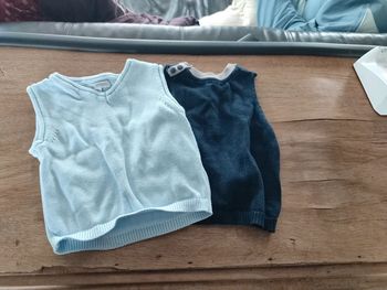 Lot de 2 pulls sans manches 12 mois