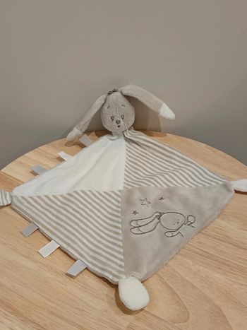 Doudou lapin gris et blanc avec rayures Auchan