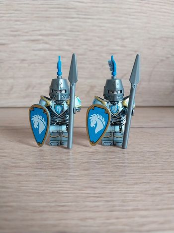 Figurines type lego 2 soldats chevaliers chevaux