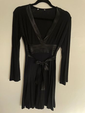 Robe noire manches longues détails satin
