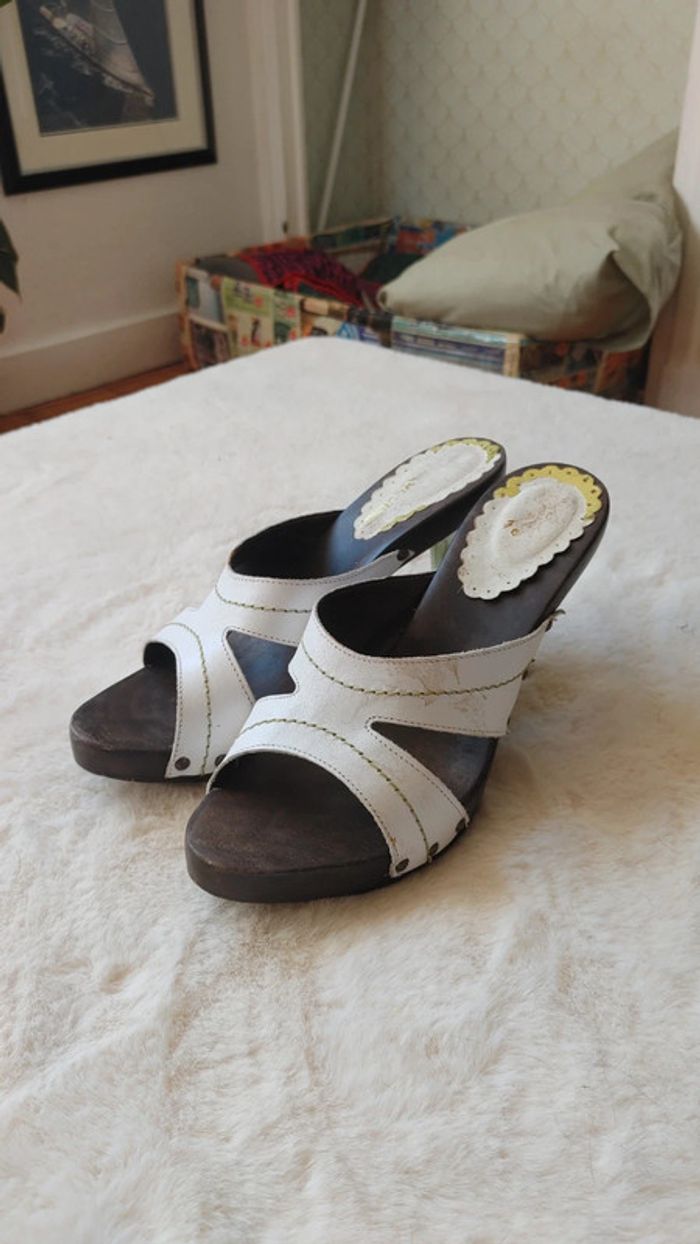 Magnifique mule escarpins vintage ouverts en cuir et bois talon fine transparente - photo numéro 9