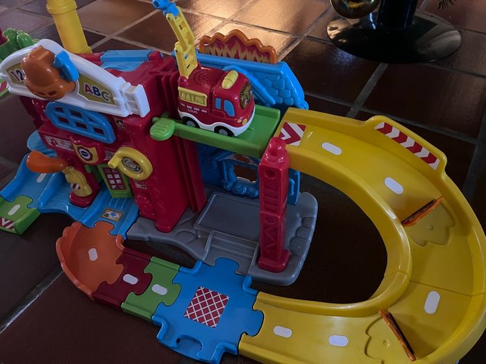 Maxi caserne de pompiers - VTECH - photo numéro 2