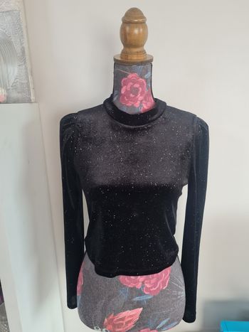 Joli haut noir velours pailleté