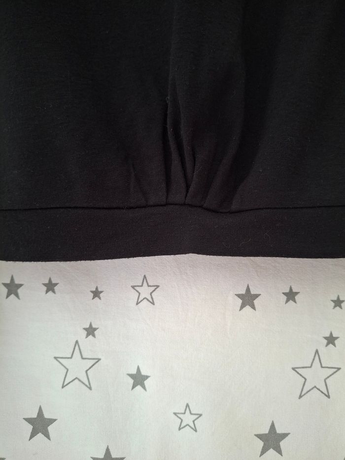 Tee-shirt croptop noir manches longues avec une bague 12 ans 3 Pommes
Très bon état ni trous ni tache - photo numéro 5