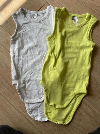 Deux bodies débardeurs