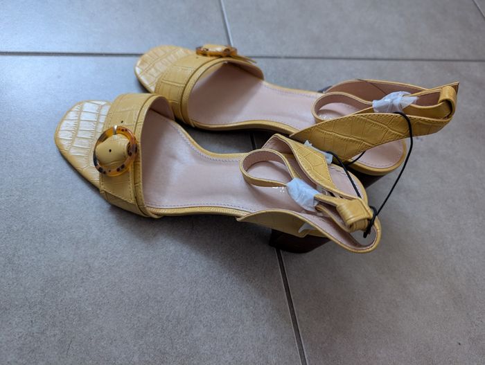 Sandale ouverte avec talon