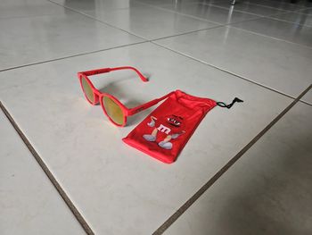 Lunette de soleil rouge m&m's Neuf cont2