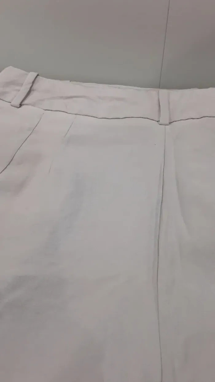 Short à pinces neufs jamais porté taille 40 - photo numéro 8