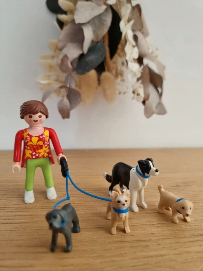 Promeneuse de chiens
Playmobil 
4 chiens
Une laisse double