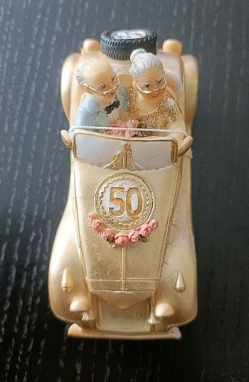 Figurine de voiture d'environ 4 X 10 cm