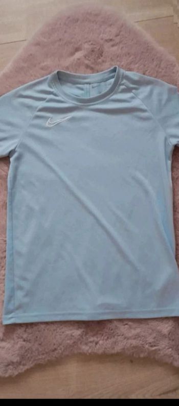 T-shirt  nike enfant taille L  bleu ciel 12 ans