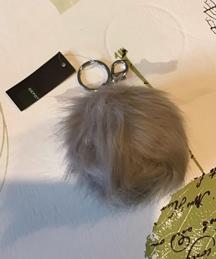 Porte clef pompon gris 7 cm diametre - photo numéro 2