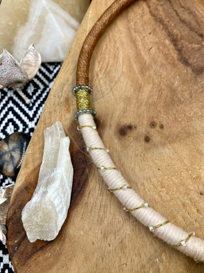 Collier torque en macramé et coton avec pierre de Corail fossilisé et Œil de Tigre - photo numéro 4
