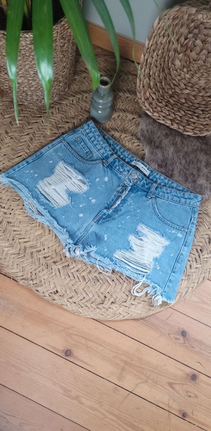 Joli short en jeans Stradivarius Taille M Parfait état - photo numéro 2