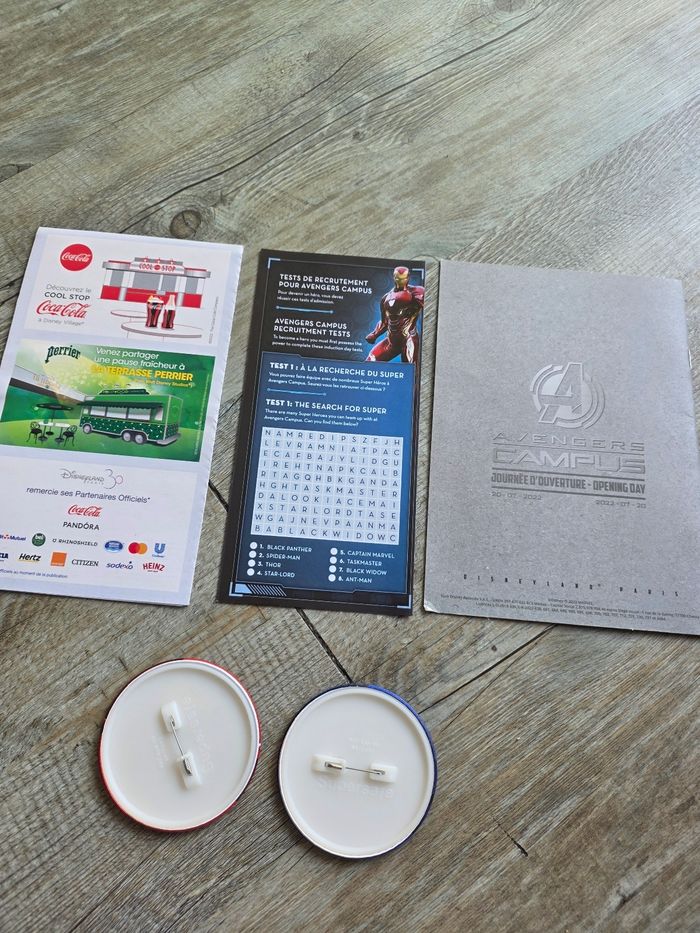 Lot goodies disney ouverture advengers campus : badge cast + guest plan dépliant disneyland paris - photo numéro 5