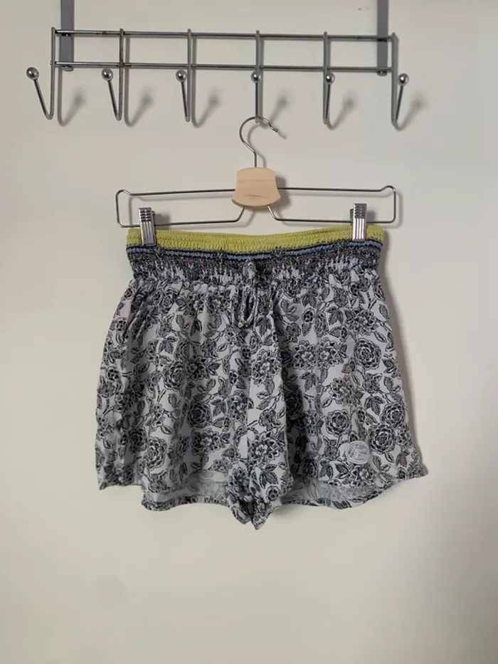 Short blanc à motifs fleurs Banana Moon taille M