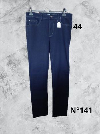 N°141 Jean bleu foncé T44. X Max. Neuf. Taille haute, coupe droite.