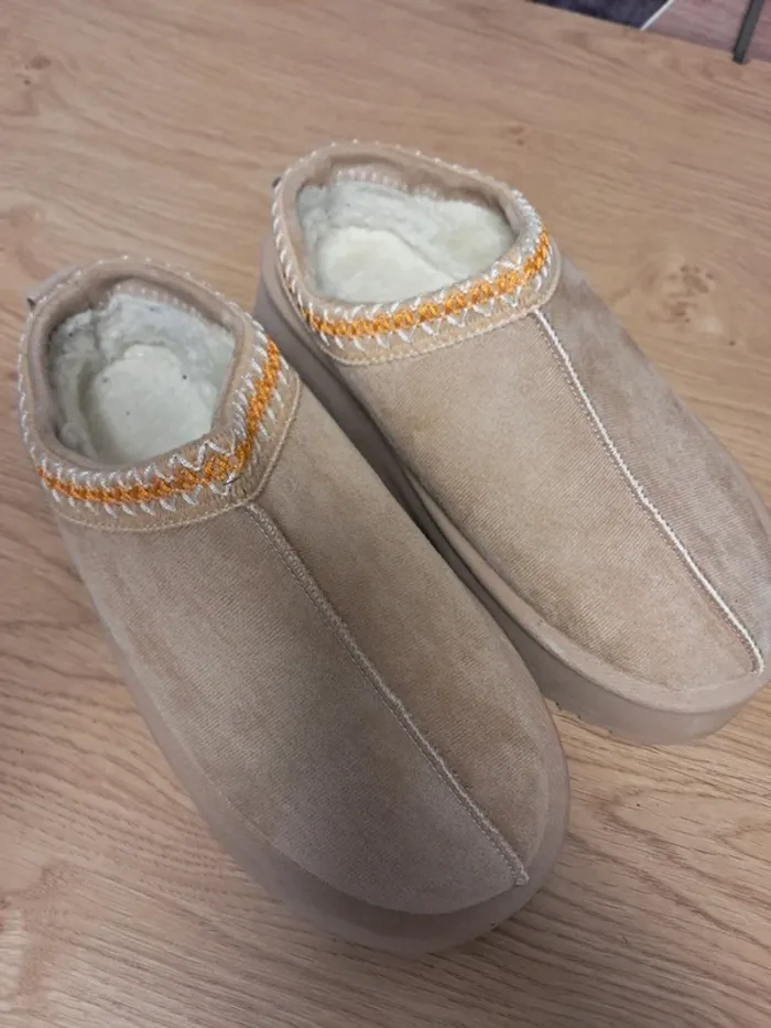 Chaussures mules fourrures neuves