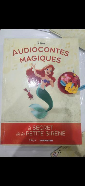 Num119 Livre et figurine collection audiocontes Magiques Altaya édition disney