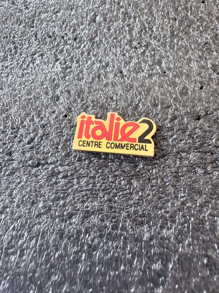 Pin’s centre commercial Italie2