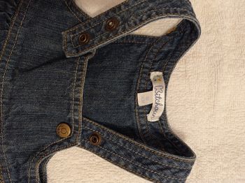 Robe jean à bretelles taille 1 mois 54 cm marque kitchoum avec bouton dessus petit motif pommes